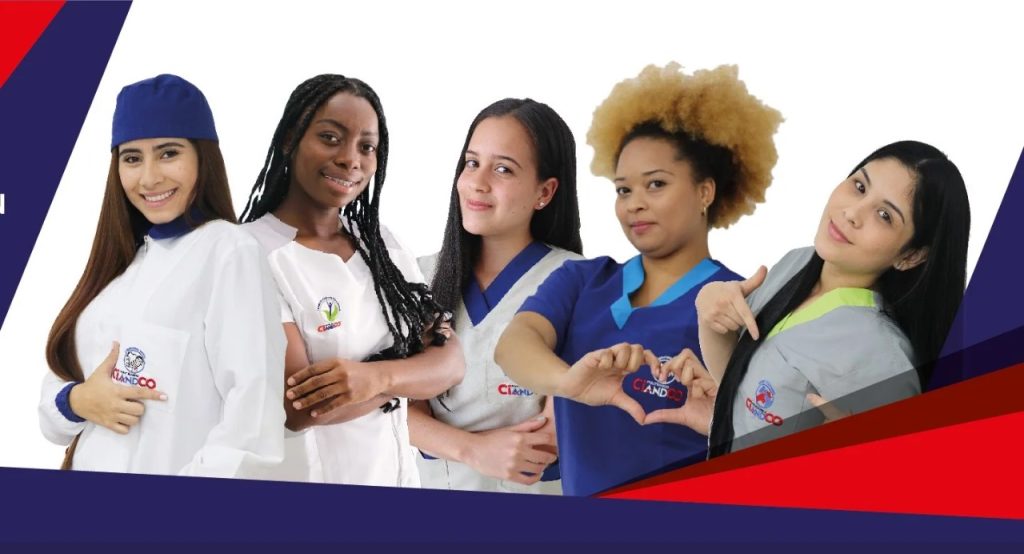 Mujeres de diferentes programas técnicos posando